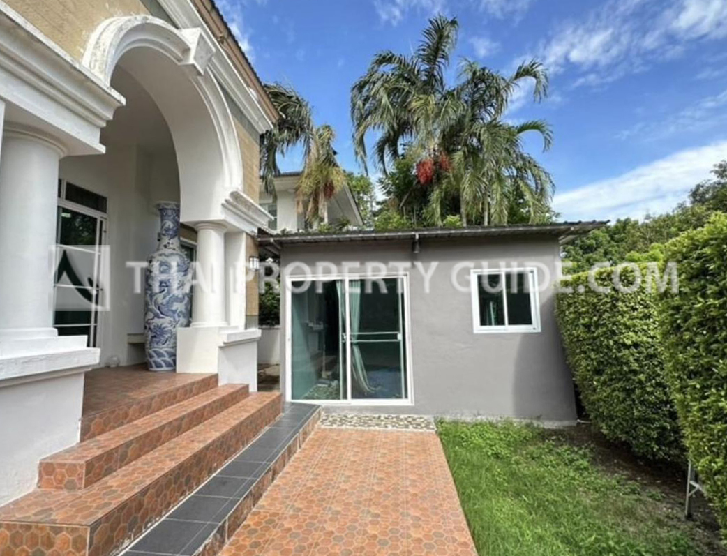 House with Shared Pool in Srinakarin 